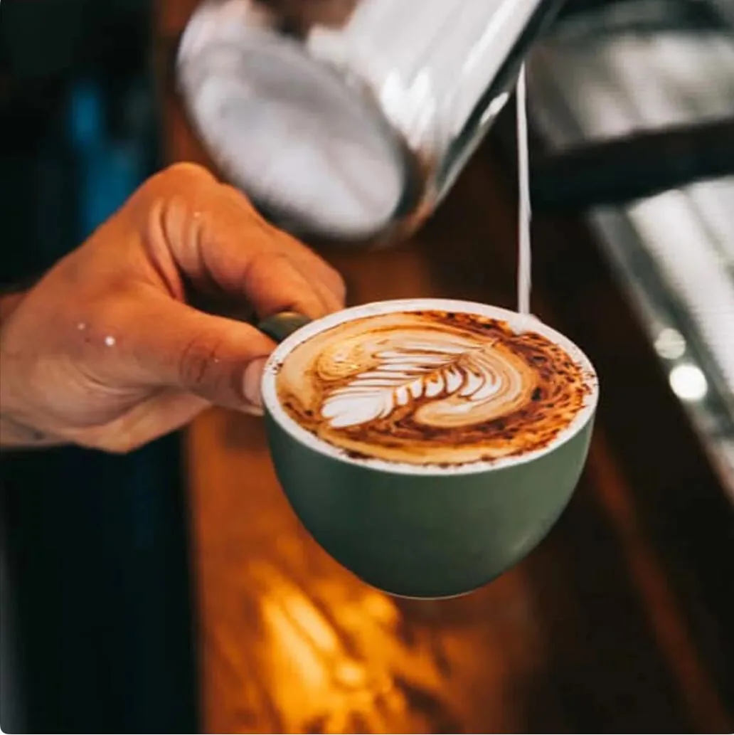 Latte art préparé par le barista de Blue Ring Octopus Coffee