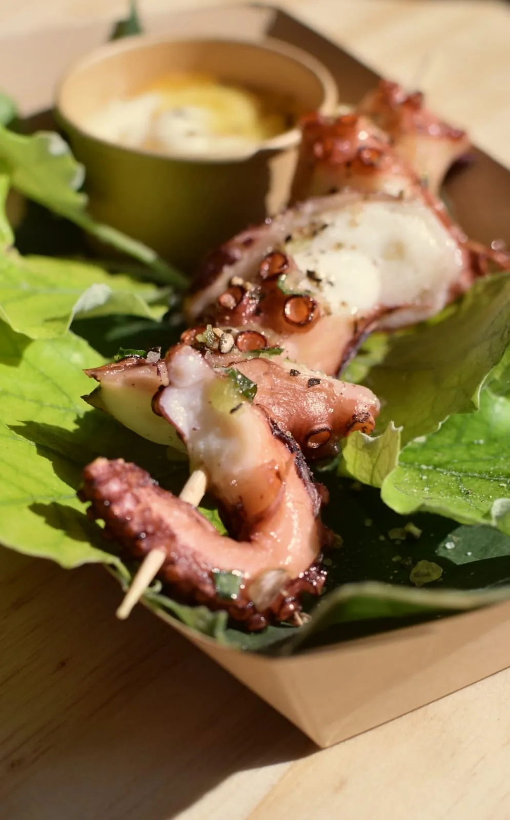 Brochette de poulpe grillé sur salade