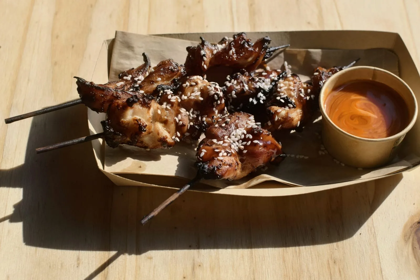 Brochettes de poulet grillé au sésame avec sauce maison