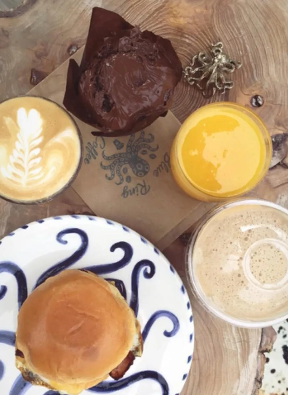 Brunch avec café, jus, burger et douceur maison