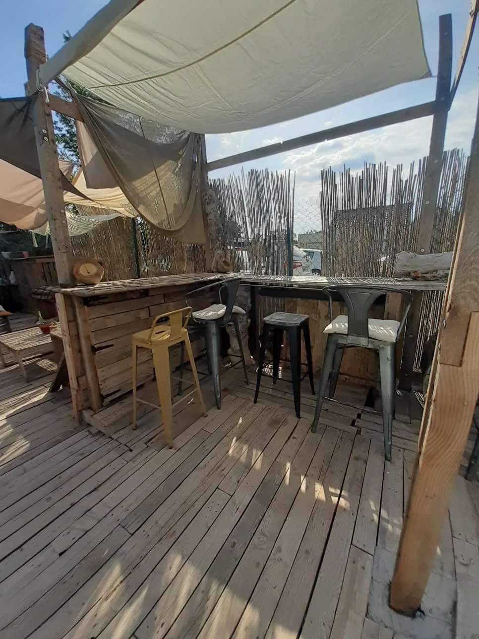 Coin bar avec tabourets sur la terrasse