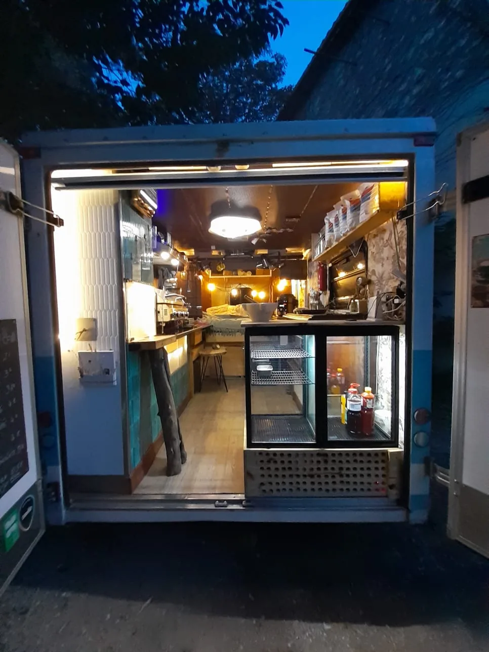 Food truck coffee shop éclairé le soir