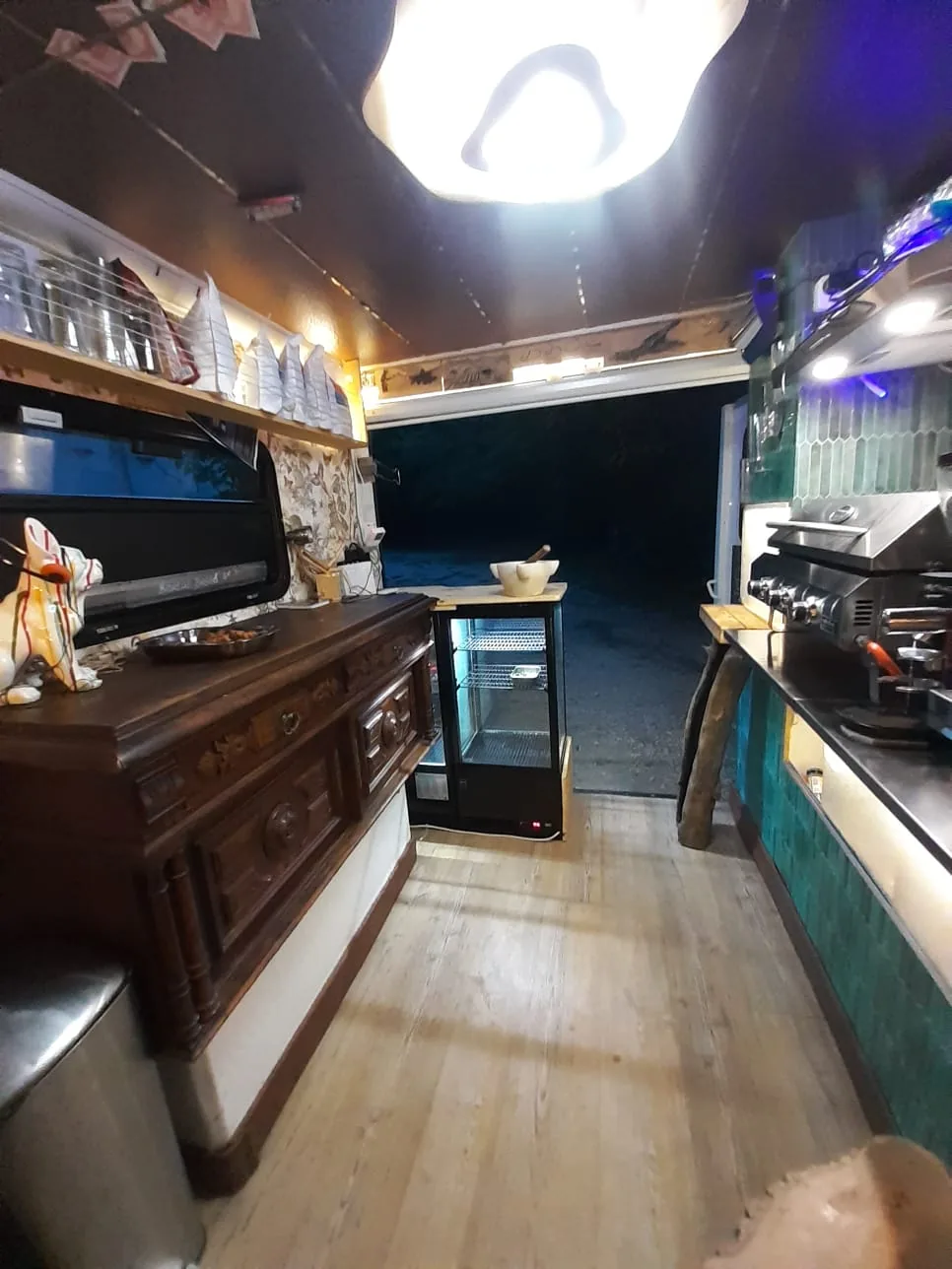 Cuisine intérieure du food truck