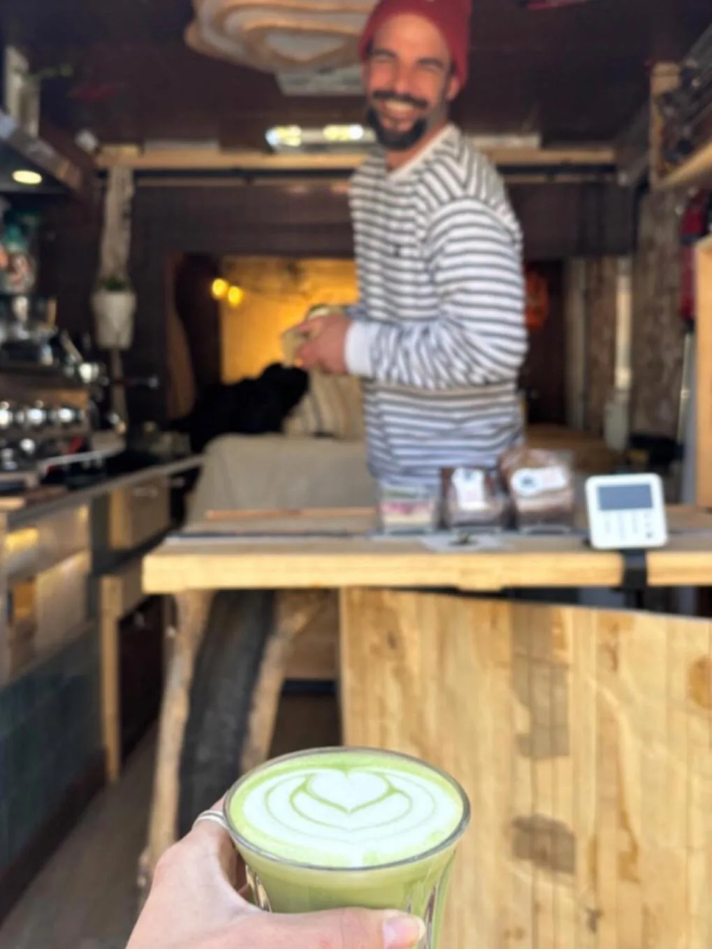 Matcha latte servi devant le barista