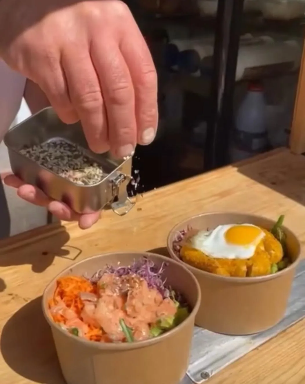 Préparation de poke bowls maison
