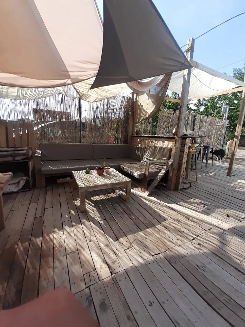 Salon extérieur en bois à Puyricard