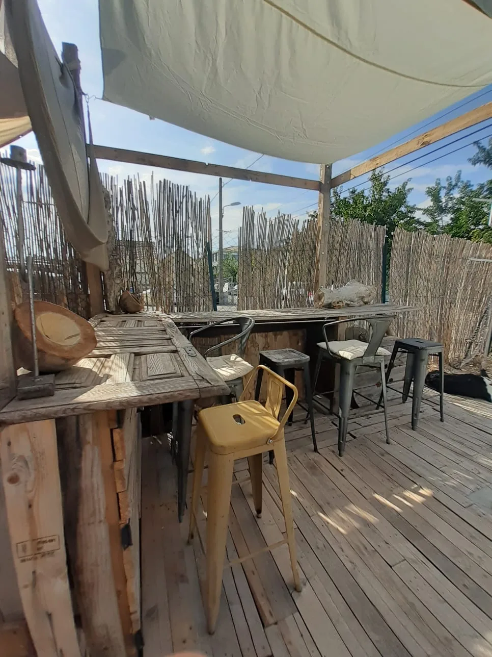 Bar en bois sur la terrasse de Puyricard